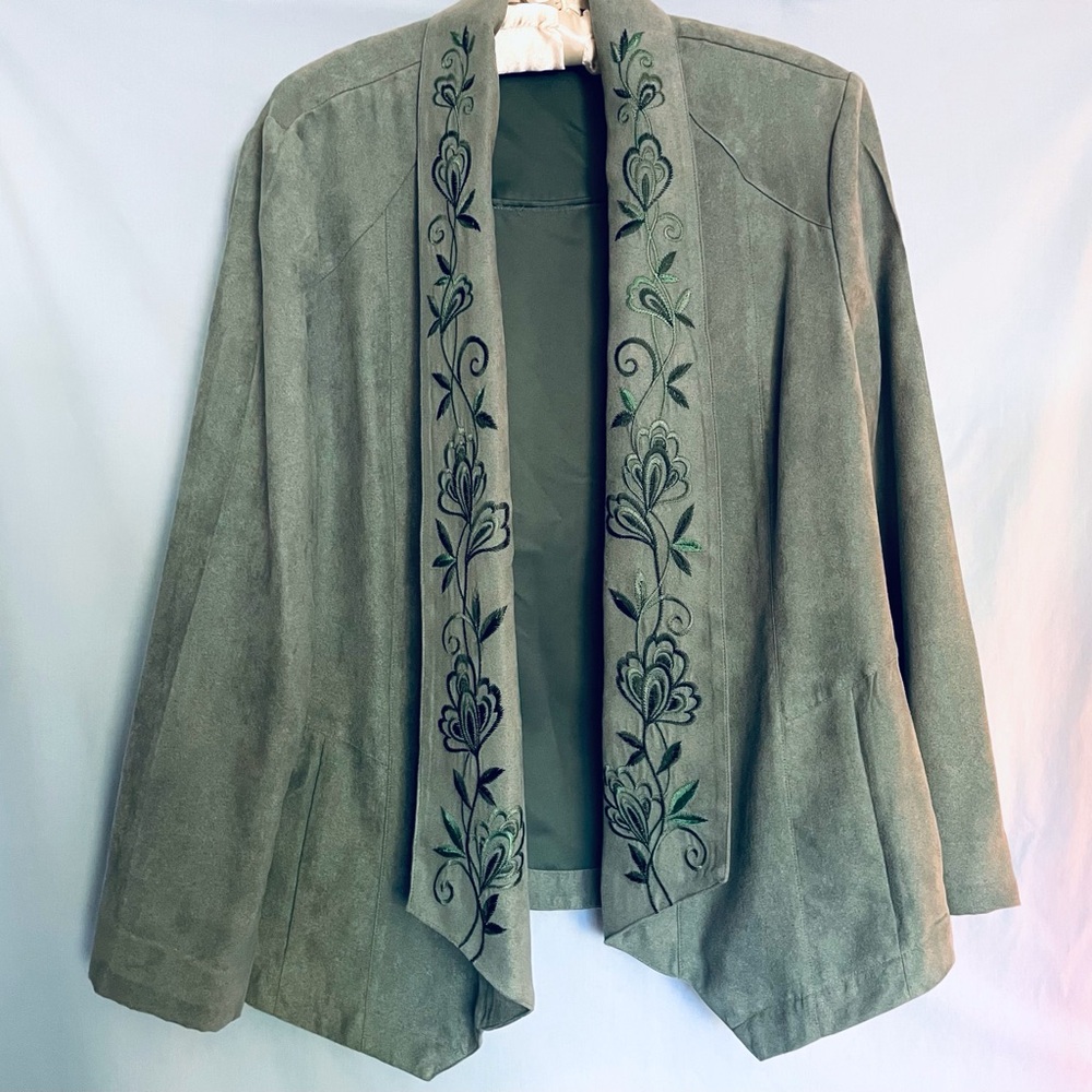 Lovely Sage Green Embroidered Blazer with Open-Front Design. Size L - Picture 7 of 8